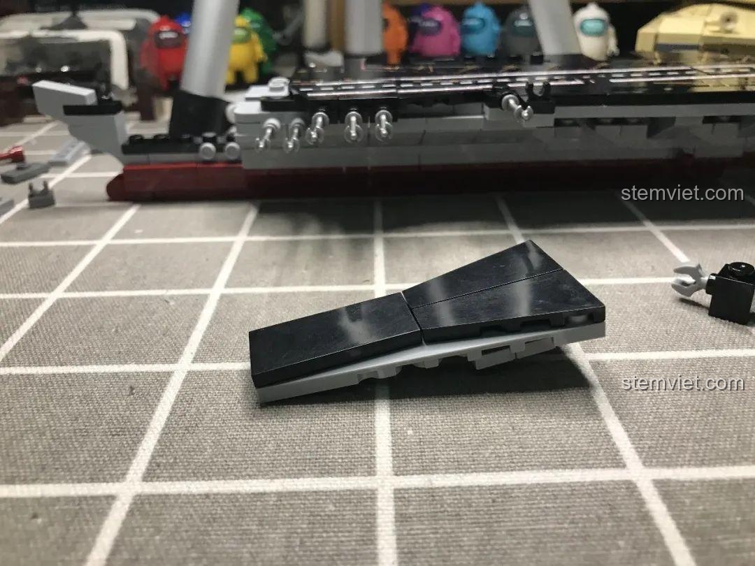 Đảo tàu (tháp chỉ huy) của tàu sân bay Liêu Ninh 1563 đang dần hình thành với các tầng và ăng-ten.