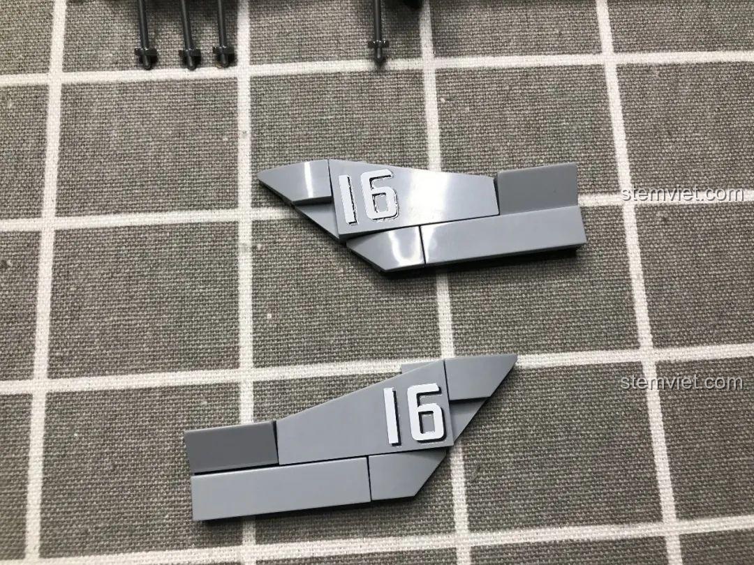 Đảo tàu (tháp chỉ huy) của tàu sân bay Liêu Ninh 1563 gần hoàn thiện, với chi tiết mái vòm.