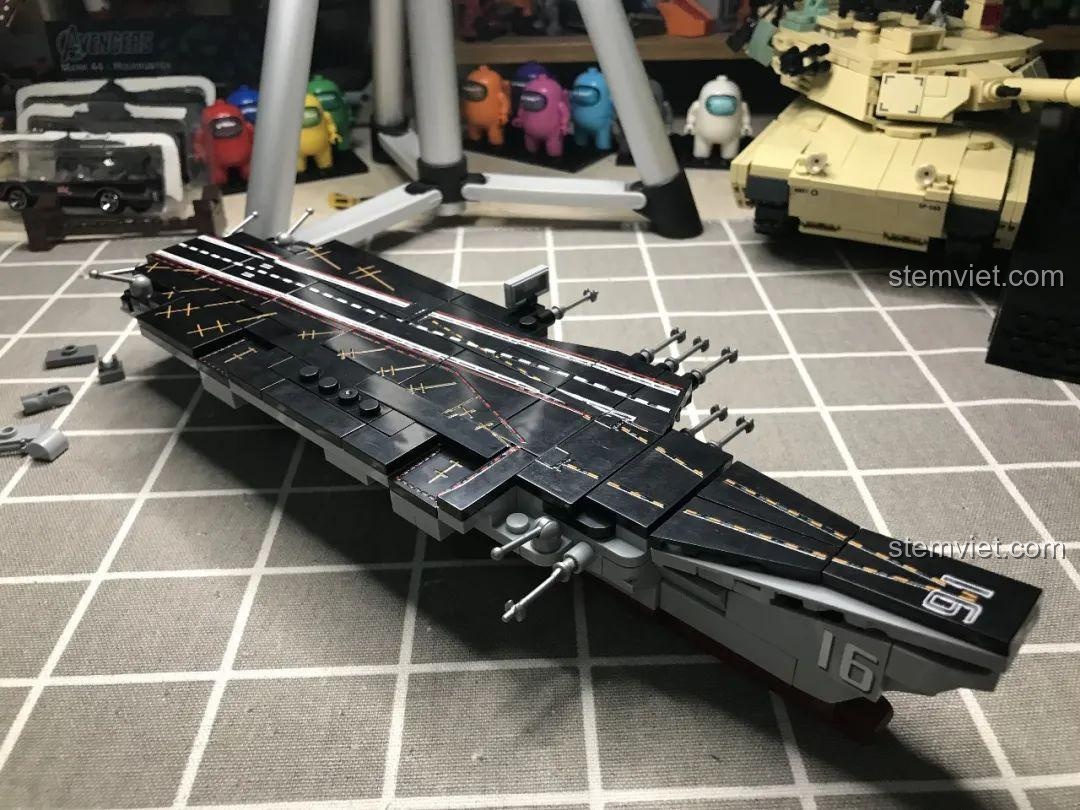 Mô hình Tàu Sân Bay Liêu Ninh 1563 SY Block hoàn chỉnh trên đế trưng bày, góc nhìn đẹp.