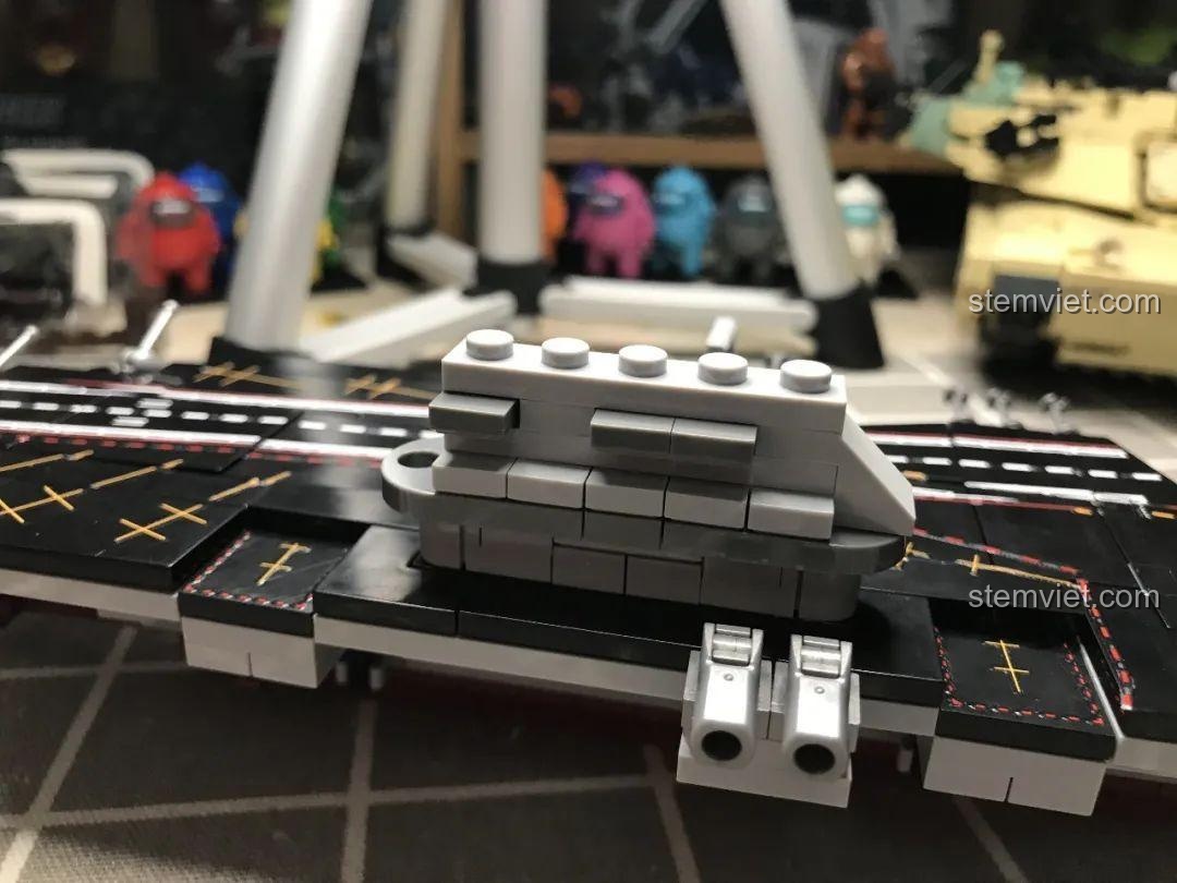 Mặt bên của các minifigure trong bộ lắp ghép Tàu Sân Bay Liêu Ninh 1563, cho thấy chi tiết mũ.