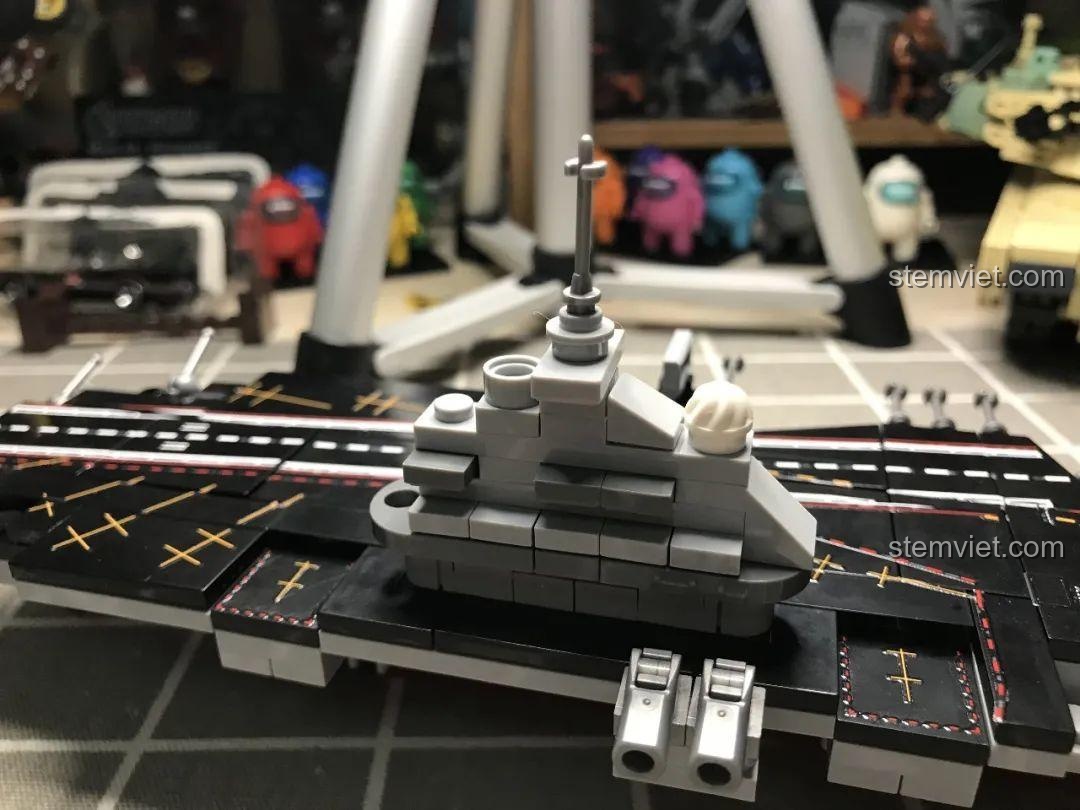 Cận cảnh chi tiết mũ của minifigure trong bộ lắp ghép Tàu Sân Bay Liêu Ninh 1563, được khắc họa tỉ mỉ.