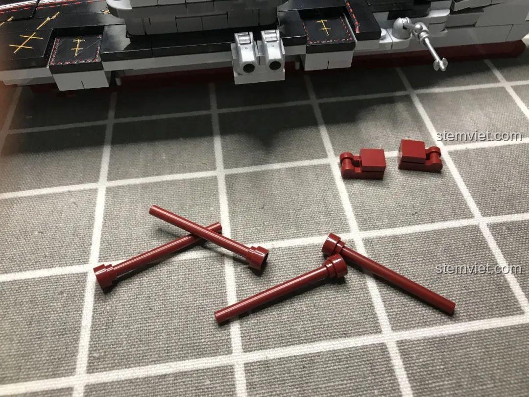 Góc nhìn nghiêng của hai minifigure nhân viên bảo trì trong bộ lắp ghép Tàu Sân Bay Liêu Ninh 1563.