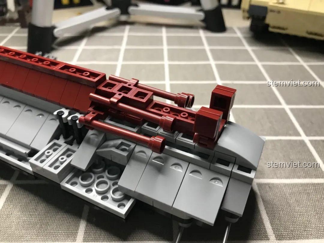 Mặt sau của trang phục minifigure nhân viên bảo trì trong bộ lắp ghép Tàu Sân Bay Liêu Ninh 1563 với ký hiệu.