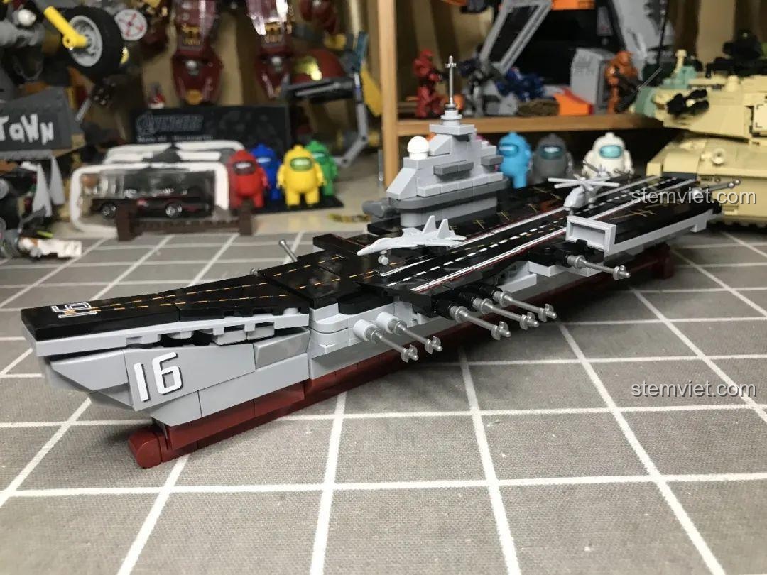 Mặt sau của mũ bảo hiểm minifigure nhân viên bảo trì trong bộ lắp ghép Tàu Sân Bay Liêu Ninh 1563.