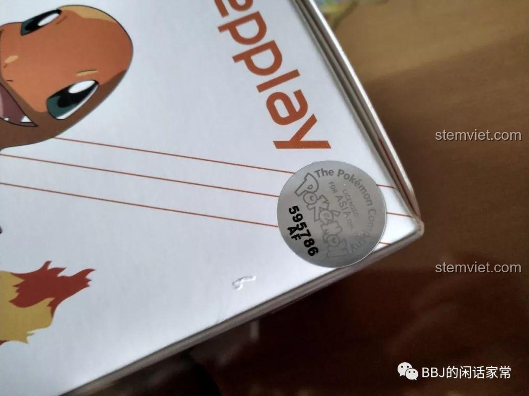 Góc chụp khác của tem bản quyền The Pokémon Company trên hộp đồ chơi lắp ghép Keeppley 101 giá bình dân.