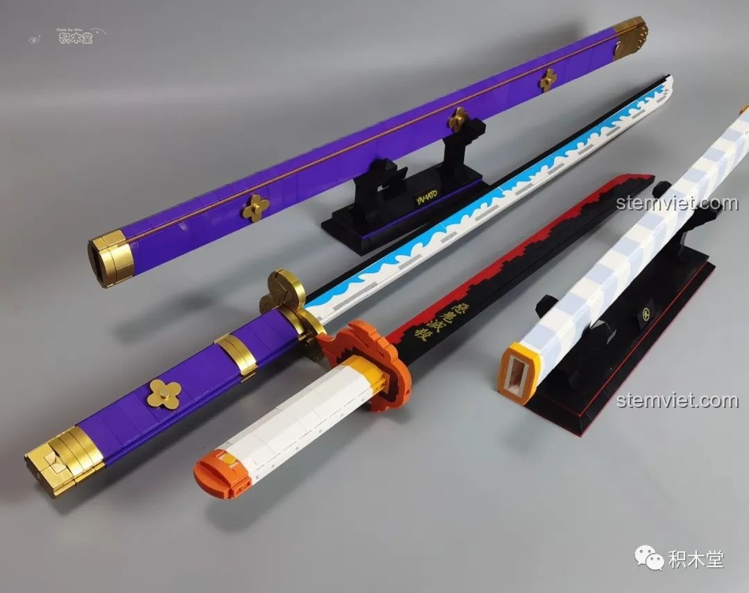 Bé trai cầm Thanh kiếm Enma của Zoro TEC Creators 1502 từ góc nghiêng, thể hiện sự phù hợp với trẻ em.