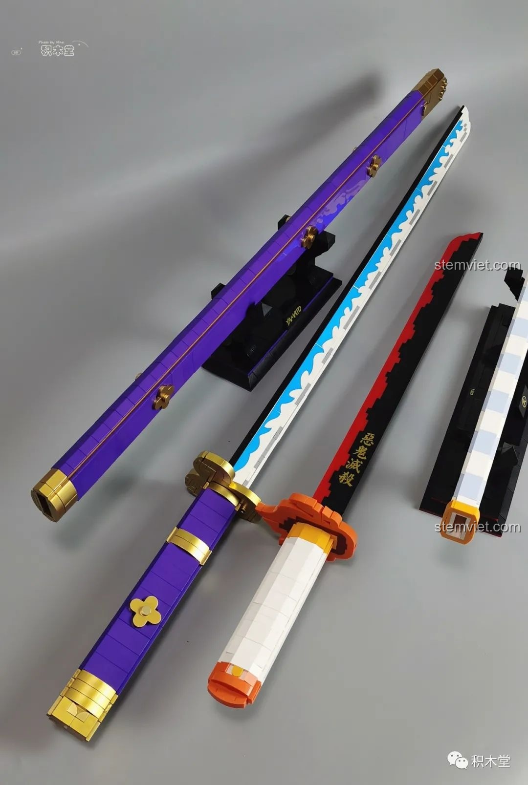 Một bé trai cầm Thanh kiếm Enma của Zoro TEC Creators 1502 từ phía sau, thể hiện kích thước thực tế.