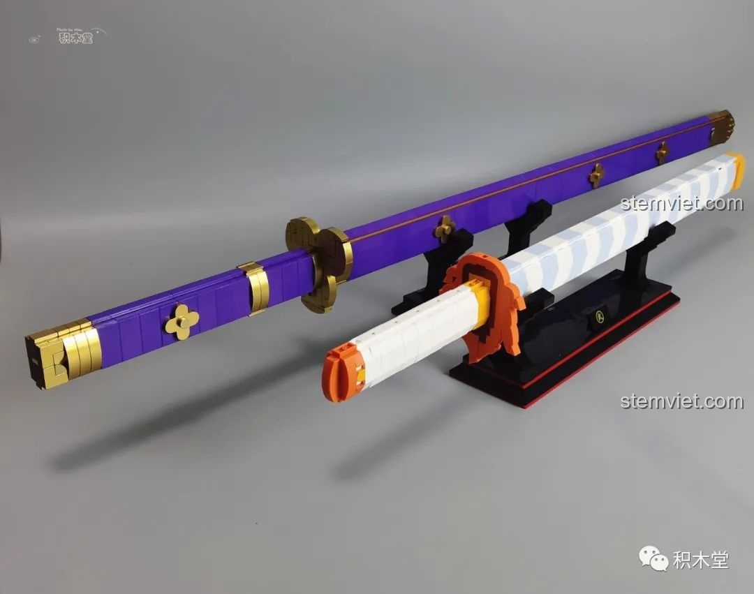 Bé trai cầm Thanh kiếm Enma của Zoro TEC Creators 1502 đối diện, thể hiện niềm vui và sự tự tin.