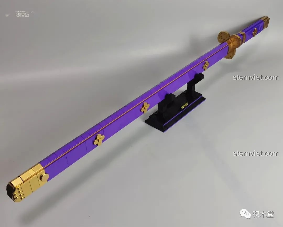 Cận cảnh phần chuôi và chắn kiếm của Thanh kiếm Enma của Zoro TEC Creators 1502, chi tiết mạ vàng.