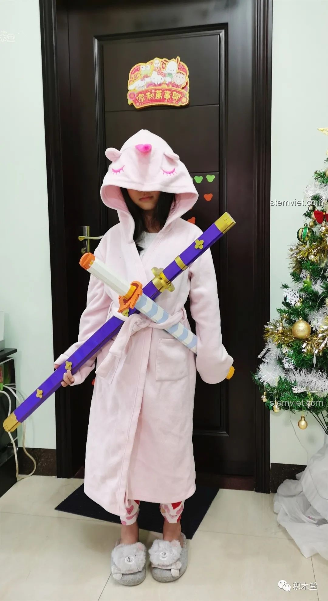 Cận cảnh chuôi kiếm của thanh kiếm Demon Slayer, dùng để so sánh với Thanh kiếm Enma của Zoro.