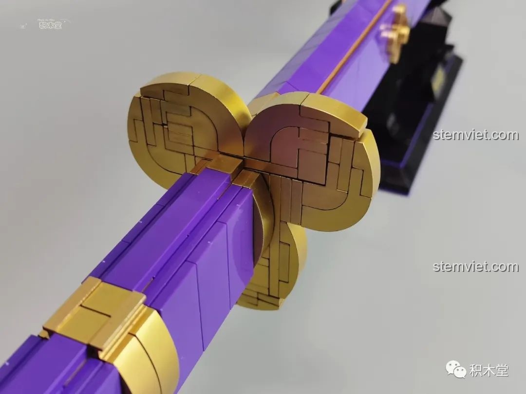 Cận cảnh mũi kiếm của Thanh kiếm Enma của Zoro TEC Creators 1502, với các chi tiết sóng nước.