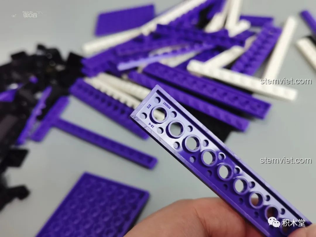 Cận cảnh một mảnh ghép màu tím của bộ Thanh kiếm Enma của Zoro TEC Creators 1502, cho thấy chất lượng nhựa.