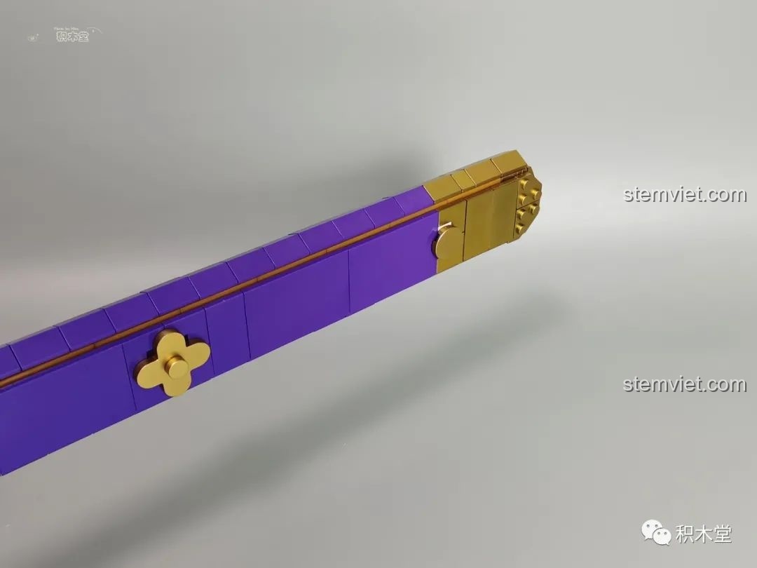 Thanh kiếm Enma của Zoro TEC Creators 1502 và bao kiếm đặt cạnh nhau trên đế trưng bày.