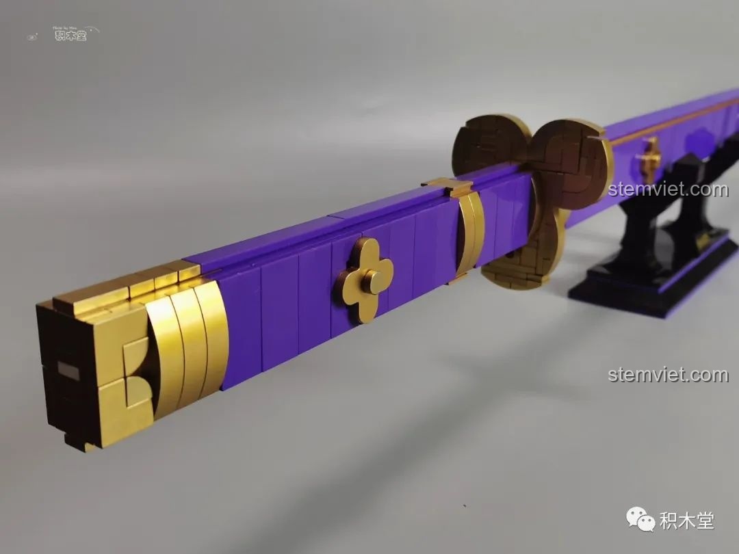 Thanh kiếm Enma của Zoro TEC Creators 1502 và bao kiếm được tách rời, hiển thị toàn bộ lưỡi kiếm.