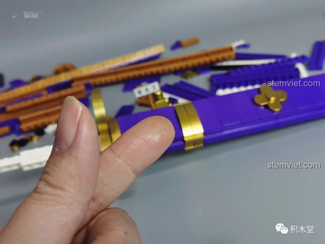 Lưỡi kiếm Thanh kiếm Enma của Zoro TEC Creators 1502 đã hoàn thành với các họa tiết sóng nước.