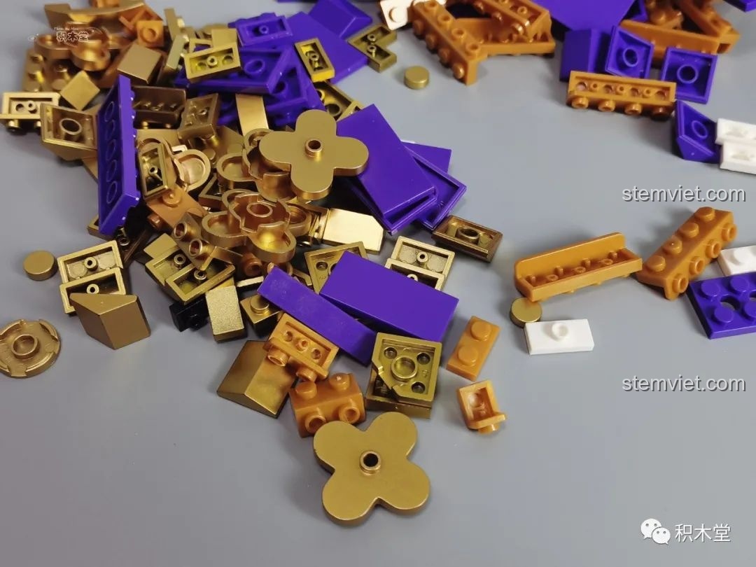 Các mảnh ghép màu vàng ánh kim của bộ Thanh kiếm Enma của Zoro TEC Creators 1502, tạo điểm nhấn sang trọng.