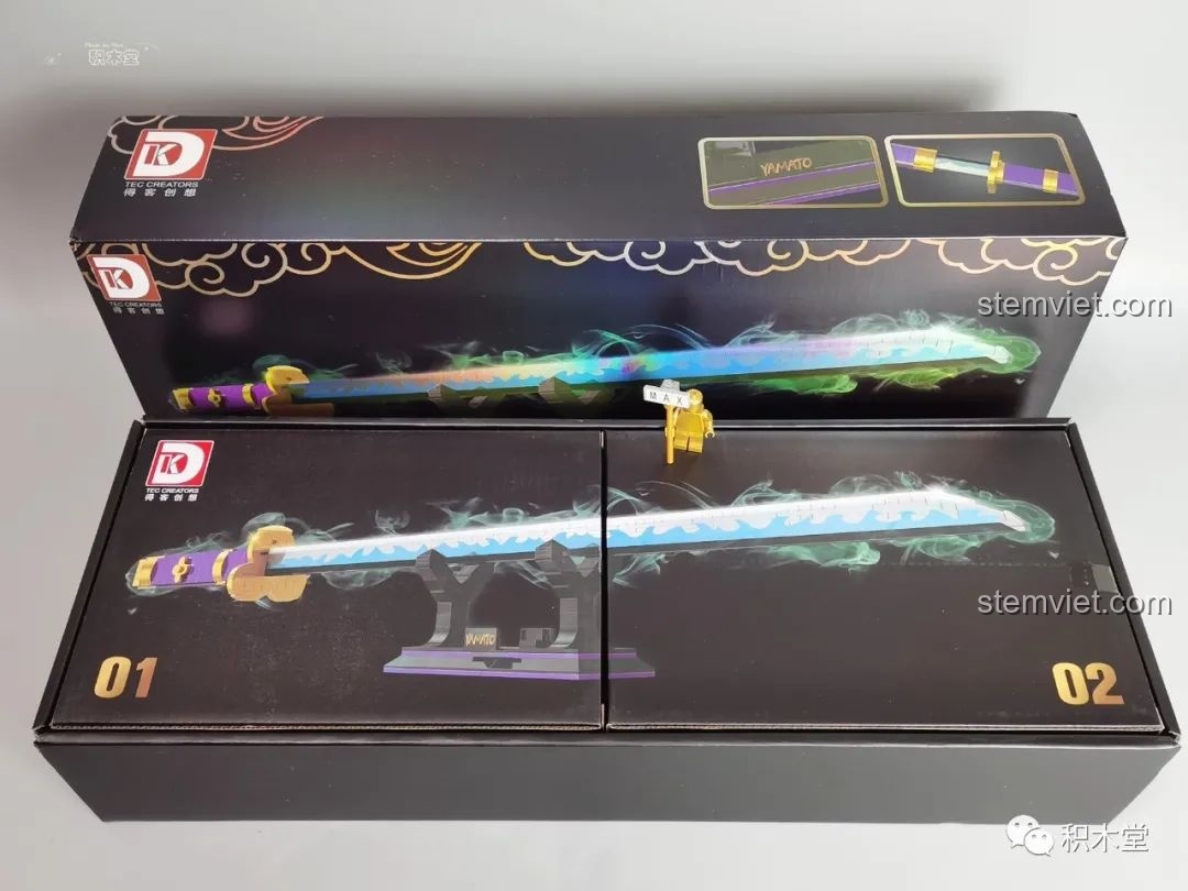 Bên trong hộp đồ chơi lắp ráp Thanh kiếm Enma của Zoro TEC Creators 1502 với hai hộp nhỏ chứa các mảnh ghép.