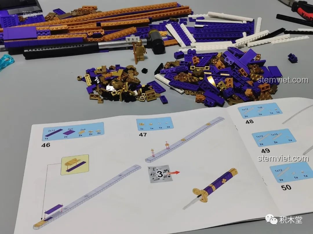 Quá trình lắp ráp Thanh kiếm Enma của Zoro TEC Creators 1502 đang diễn ra, với các mảnh ghép và sách hướng dẫn.