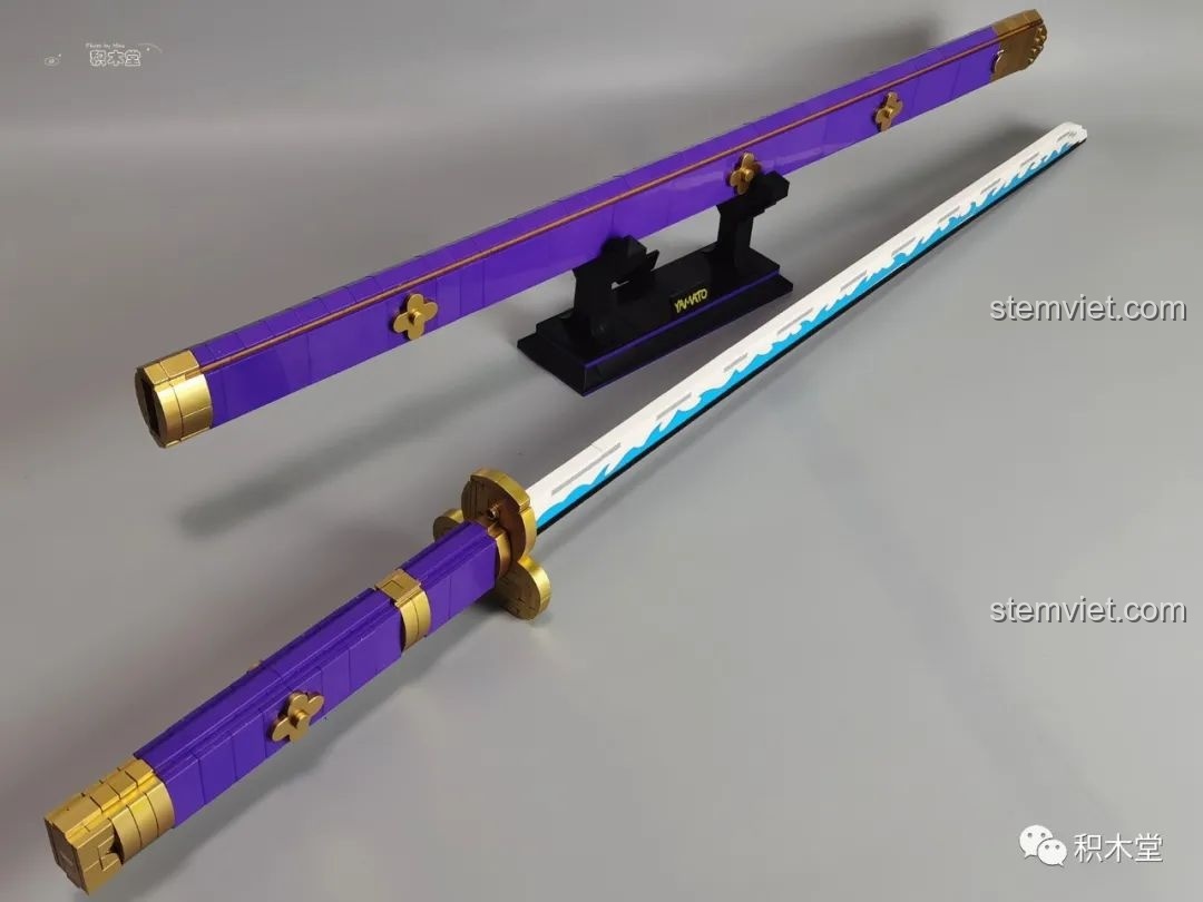 So sánh Thanh kiếm Enma của Zoro TEC Creators 1502 với một thanh kiếm khác từ Demon Slayer, cho thấy sự khác biệt về kích thước.