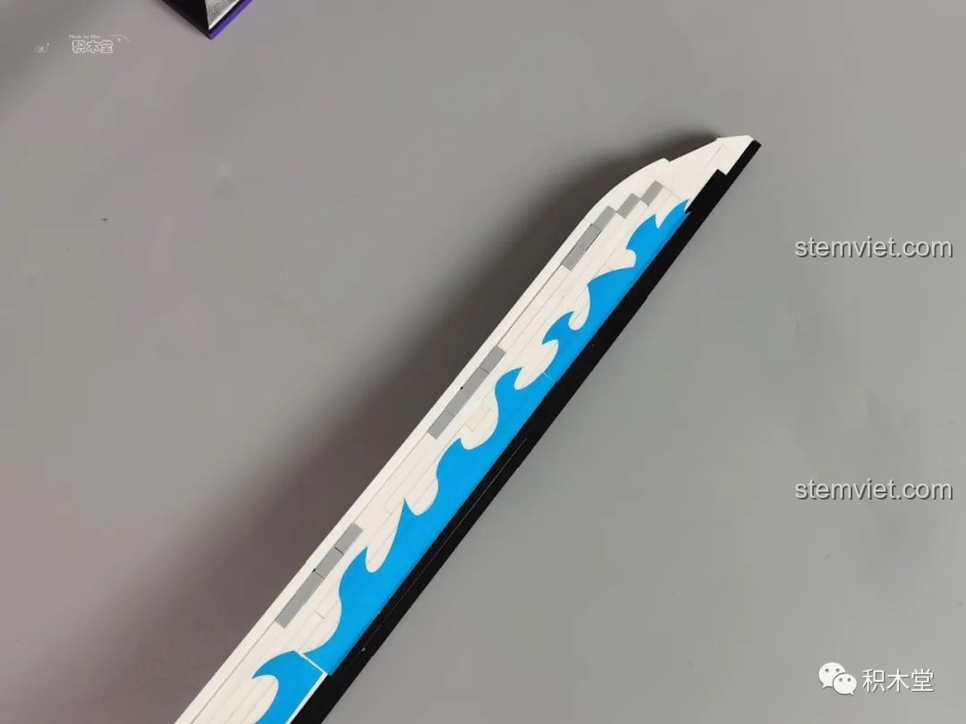 Góc so sánh khác giữa Thanh kiếm Enma của Zoro TEC Creators 1502 và kiếm Demon Slayer, làm nổi bật chi tiết.