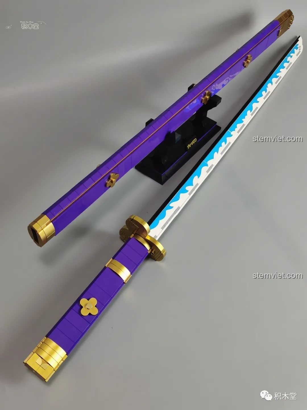 So sánh Thanh kiếm Enma của Zoro TEC Creators 1502 và kiếm Demon Slayer từ góc nhìn ngang, làm nổi bật chiều dài.