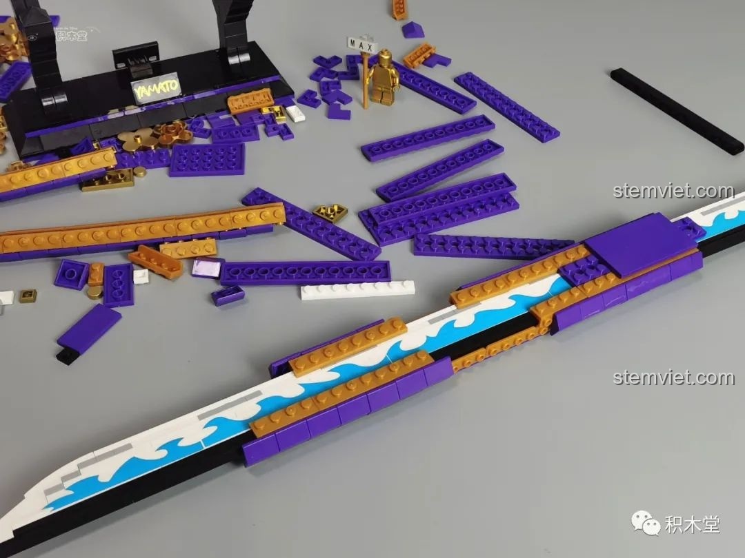 Thanh kiếm Enma của Zoro TEC Creators 1502 đã hoàn thành, đặt trên đế trưng bày, sẵn sàng để chiêm ngưỡng.