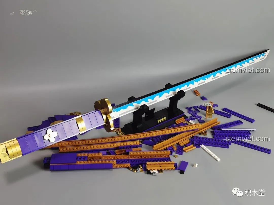 Thanh kiếm Enma của Zoro TEC Creators 1502 đã hoàn thành, đặt cạnh các mảnh ghép còn lại.