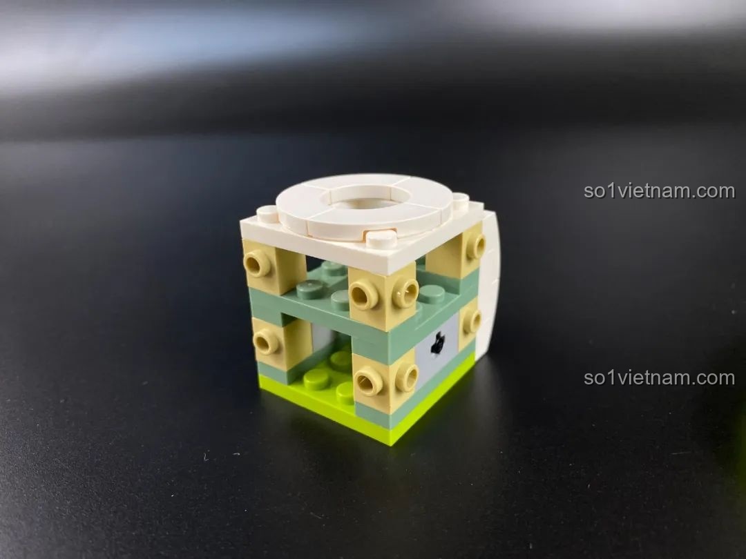 Mô hình Thỏ Ngọc đã hoàn thiện, cùng tạp chí và hộp