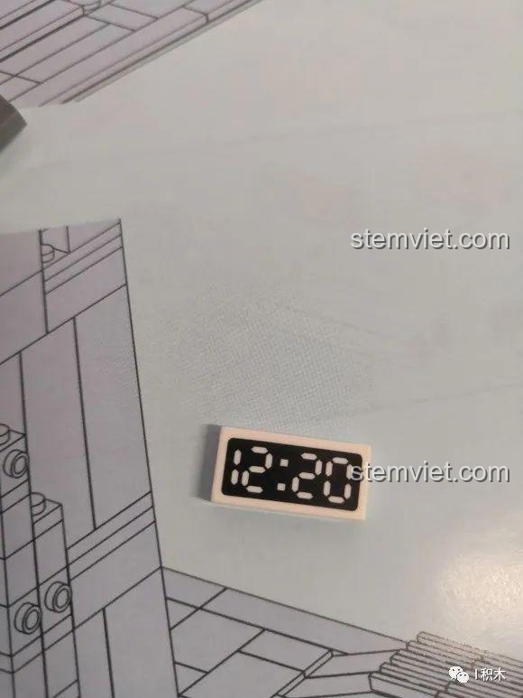 Các kệ sách được lắp ráp cho mô hình Thư viện Hiện đại, với những cuốn sách nhỏ.