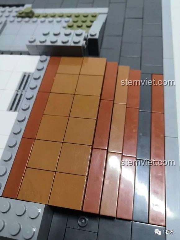 Bắt đầu lắp ráp mô hình Thư viện Hiện đại, tập trung vào phần nền và các bậc thang bằng gạch màu nâu.