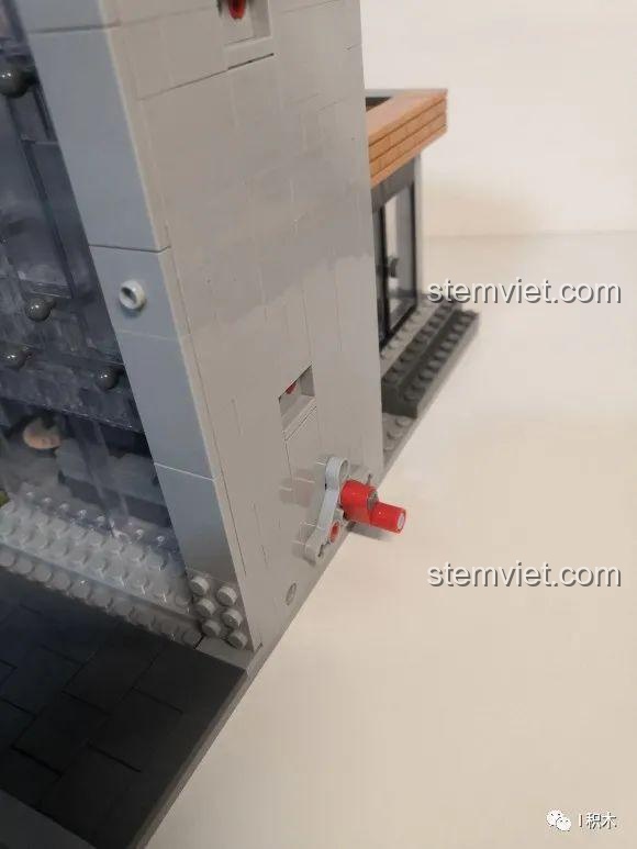 Tay quay điều khiển thang máy thủ công của mô hình Thư viện Hiện đại.