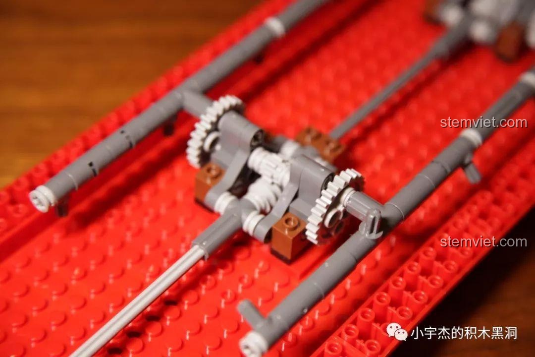 Review XINGBAO XB-25002 Thuyền Rồng Hoàng Gia, góc nhìn khác về cơ chế bánh răng trước khi điều chỉnh.