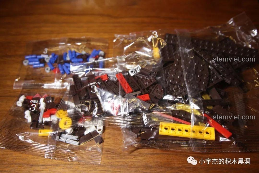 Review XINGBAO XB-25002 Thuyền Rồng Hoàng Gia, túi mảnh ghép số 3 với các chi tiết màu nâu và đen.