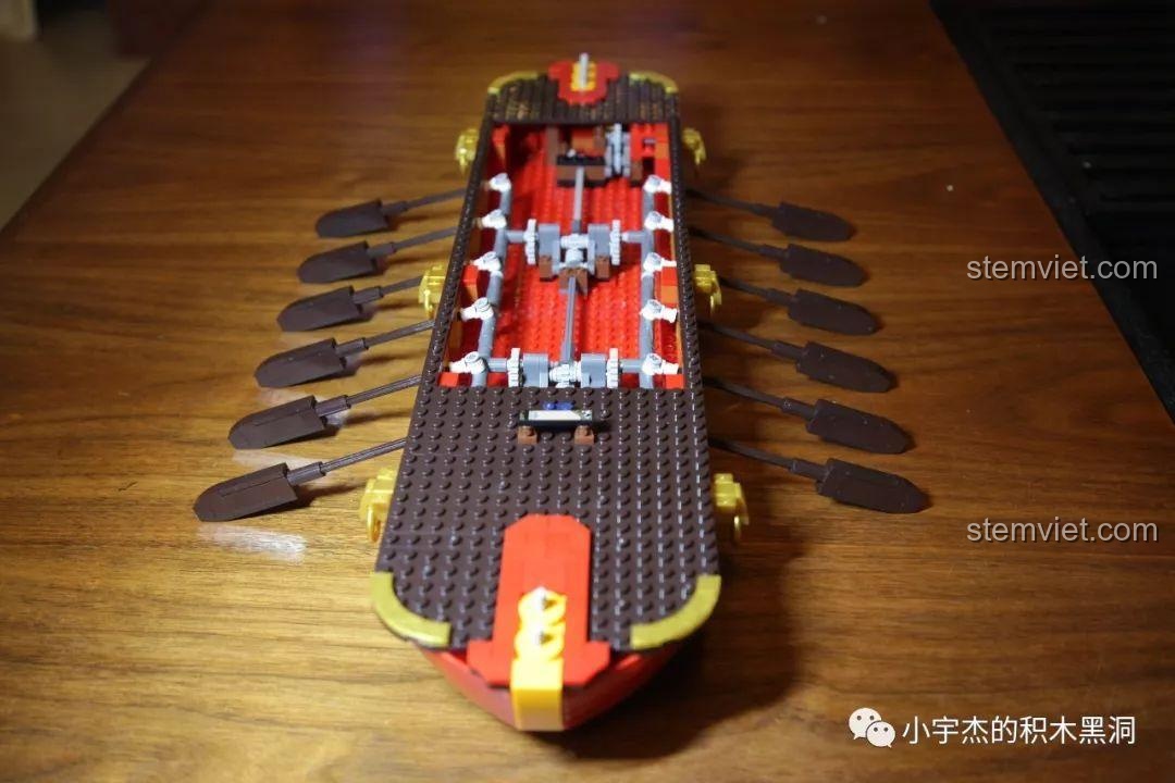 Review XINGBAO XB-25002 Thuyền Rồng Hoàng Gia, chi tiết mảnh ghép đàn cổ cầm in ấn.