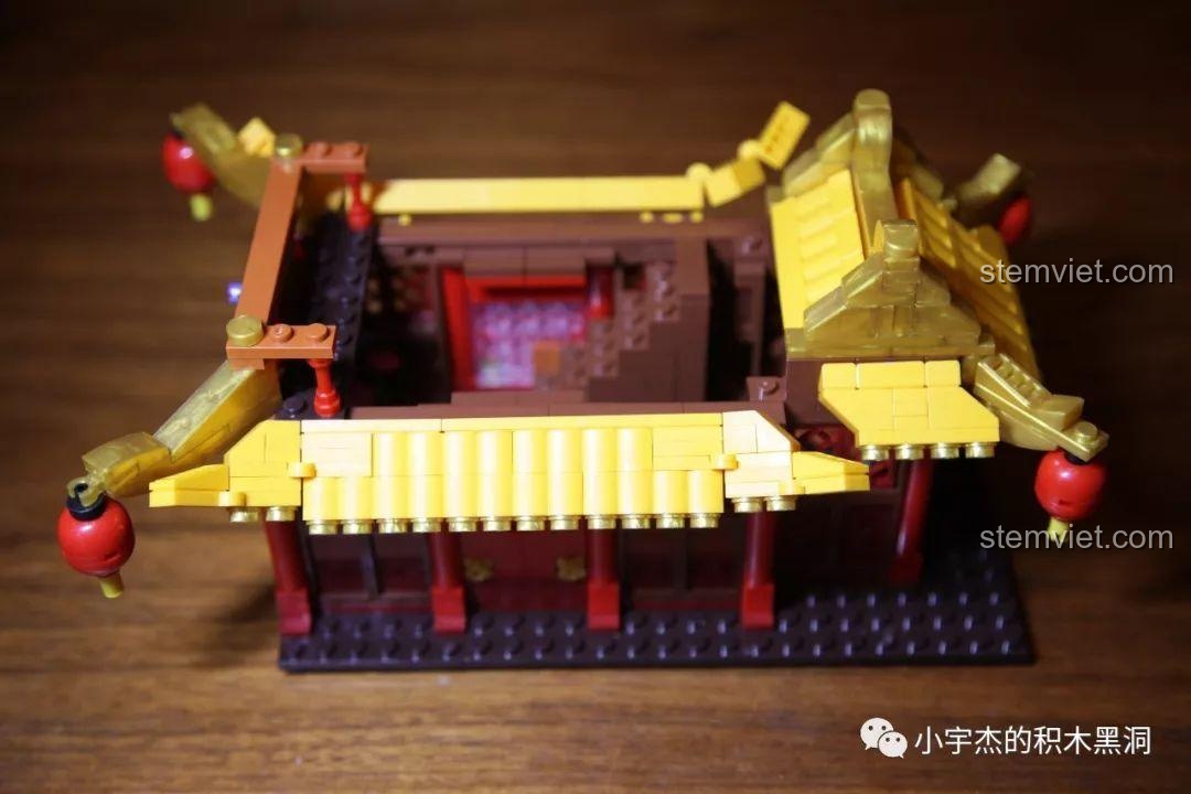 Review XINGBAO XB-25002 Thuyền Rồng Hoàng Gia, góc nhìn khác về mái nhà với chi tiết ngói.