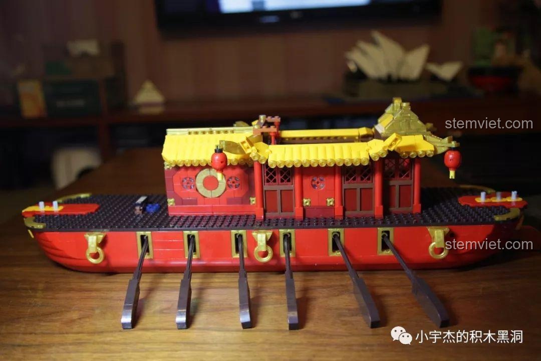 Review XINGBAO XB-25002 Thuyền Rồng Hoàng Gia, cận cảnh các mái chèo và chi tiết thân thuyền.