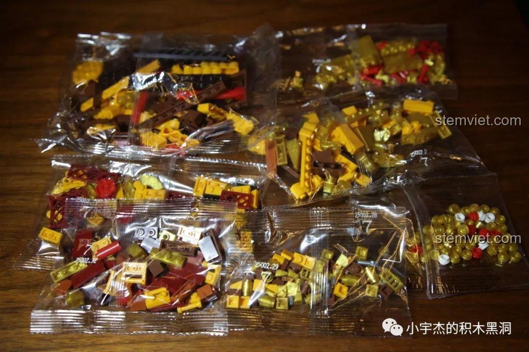 Review XINGBAO XB-25002 Thuyền Rồng Hoàng Gia, mô hình đặt trên đế trưng bày với mái chèo rủ xuống.