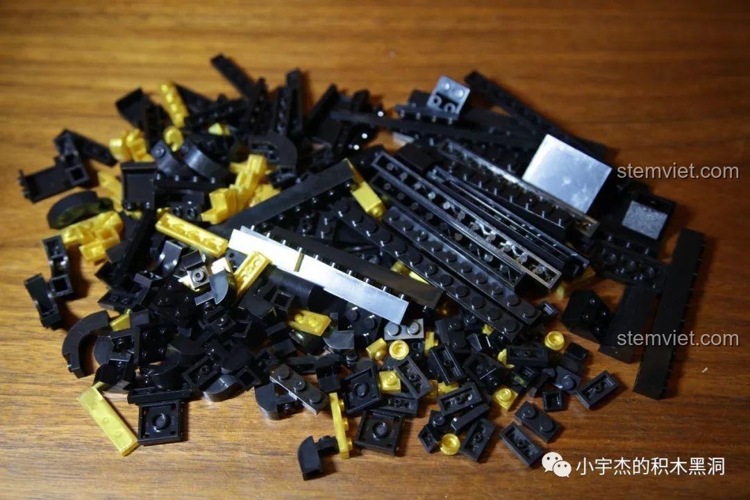 Review XINGBAO XB-25002 Thuyền Rồng Hoàng Gia, cận cảnh đầu rồng gắn trên thuyền nhìn từ góc thấp.