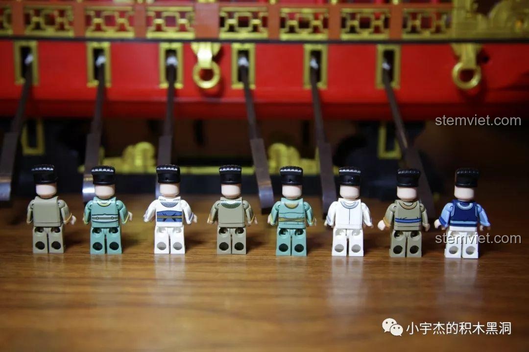 Review XINGBAO XB-25002 Thuyền Rồng Hoàng Gia, cận cảnh đầu rồng gắn trên thuyền nhìn từ góc thấp.