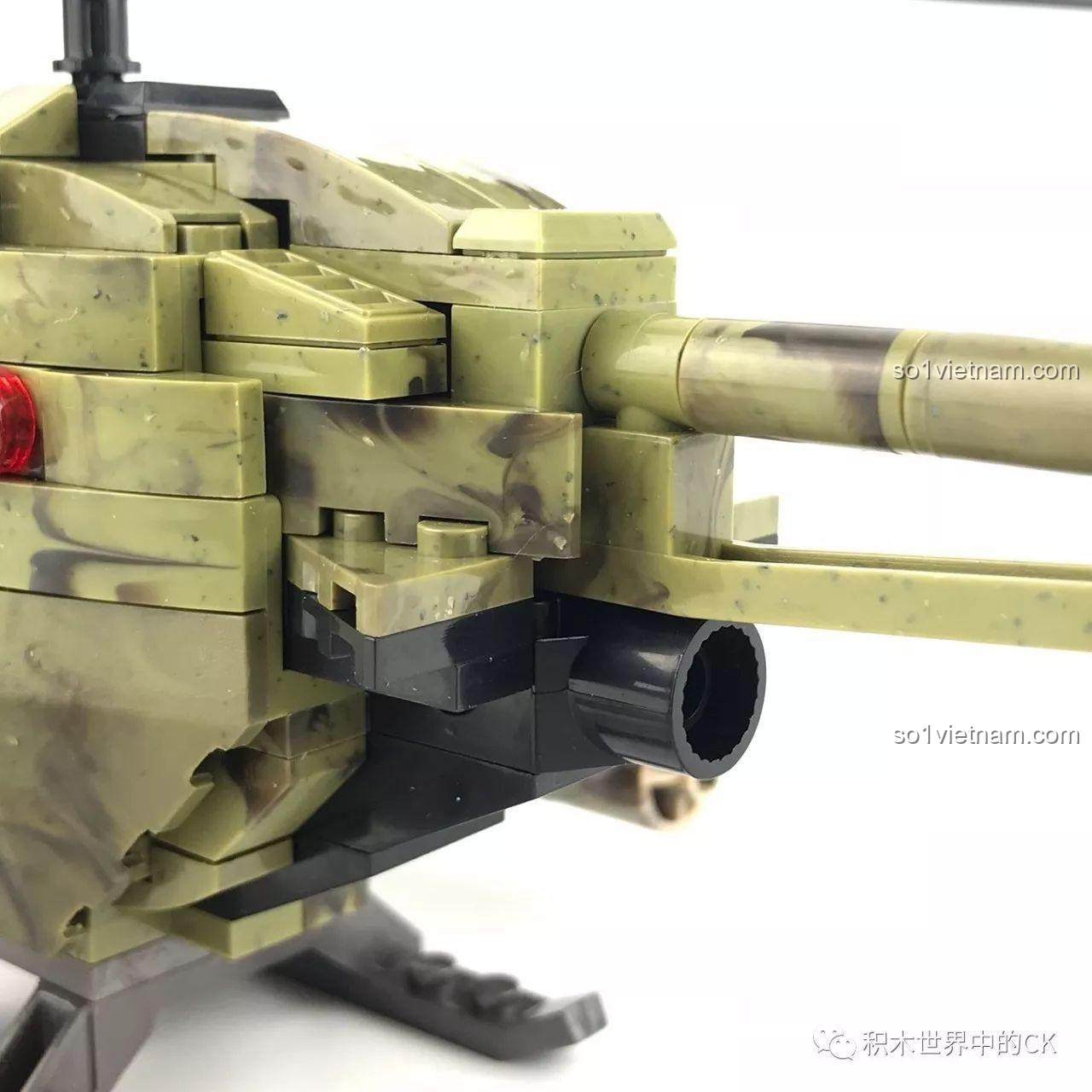 Chi tiết phần đuôi trực thăng quân sự Xingbao XB-06013 với ống xả và cánh quạt đuôi.