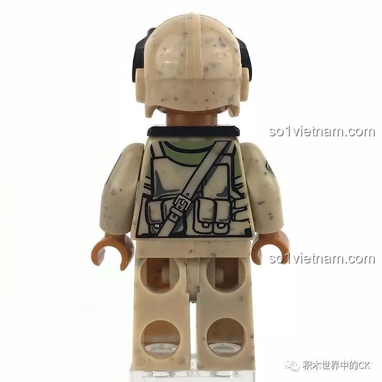 Mặt sau minifigure Kate của bộ lắp ghép Trực thăng quân sự Xingbao XB-06013, chi tiết ba lô và trang bị.