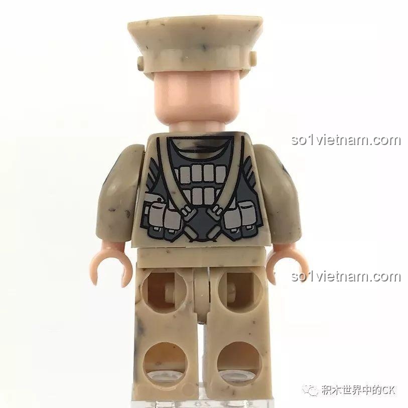 Mặt sau minifigure Đội trưởng Ryan của bộ lắp ghép Trực thăng quân sự Xingbao XB-06013, thể hiện chi tiết giáp lưng.