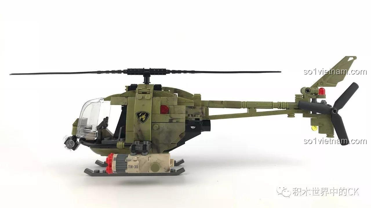 Cánh bên trực thăng quân sự Xingbao XB-06013 hoàn chỉnh, thể hiện chi tiết thân máy bay và cánh quạt.