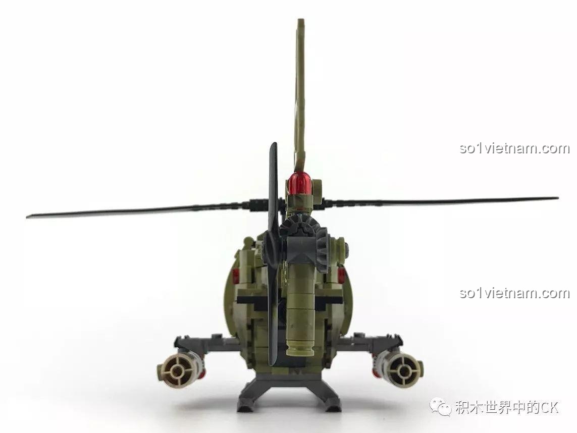 Mặt sau trực thăng quân sự Xingbao XB-06013 hoàn chỉnh, chi tiết cánh quạt đuôi và động cơ.