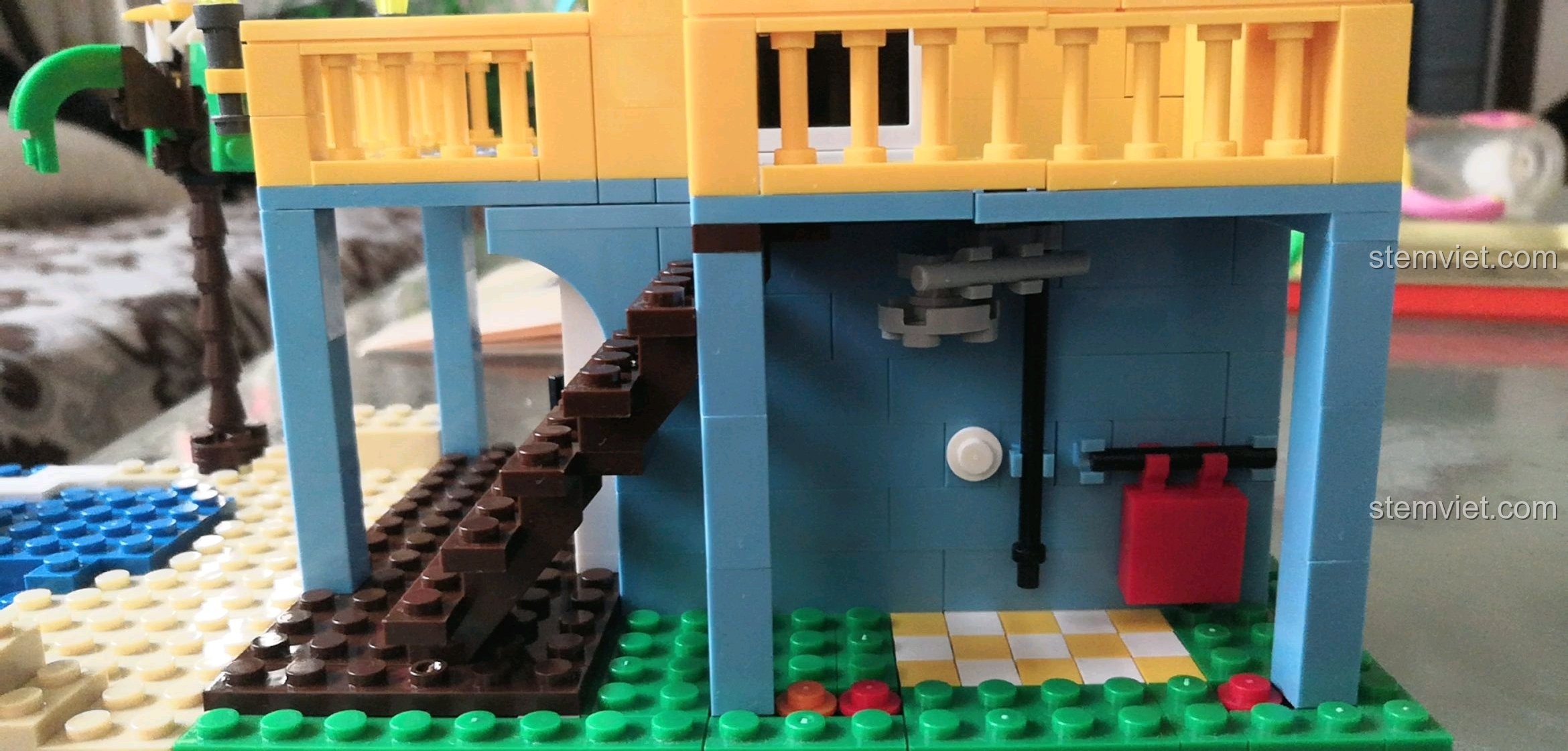 Cận cảnh khu vực ban công và cầu thang lên tầng hai của mô hình WANGE 3310.