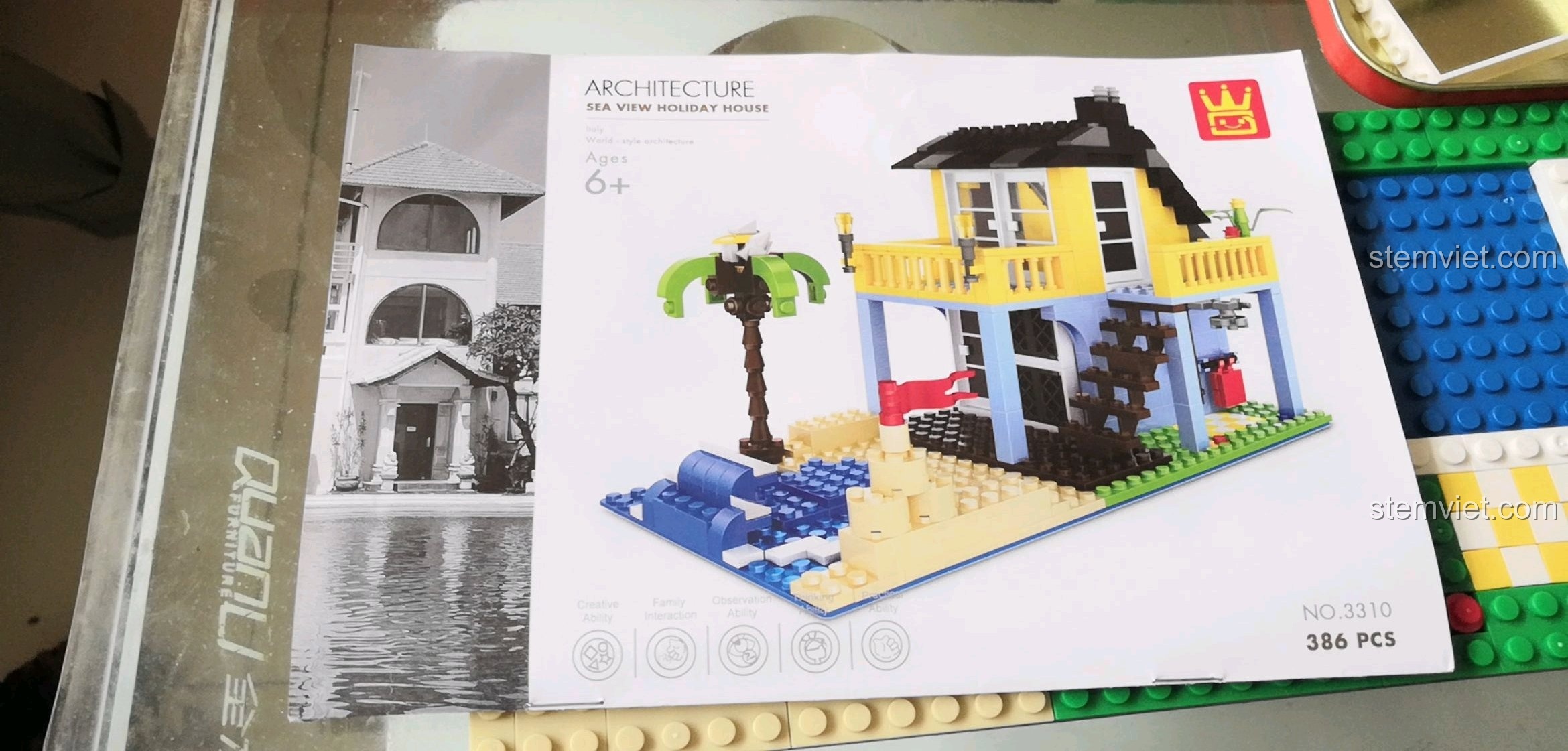 Hộp sản phẩm WANGE 3310 với hình ảnh căn nhà nghỉ dưỡng ven biển và thông tin chi tiết về bộ lắp ráp.