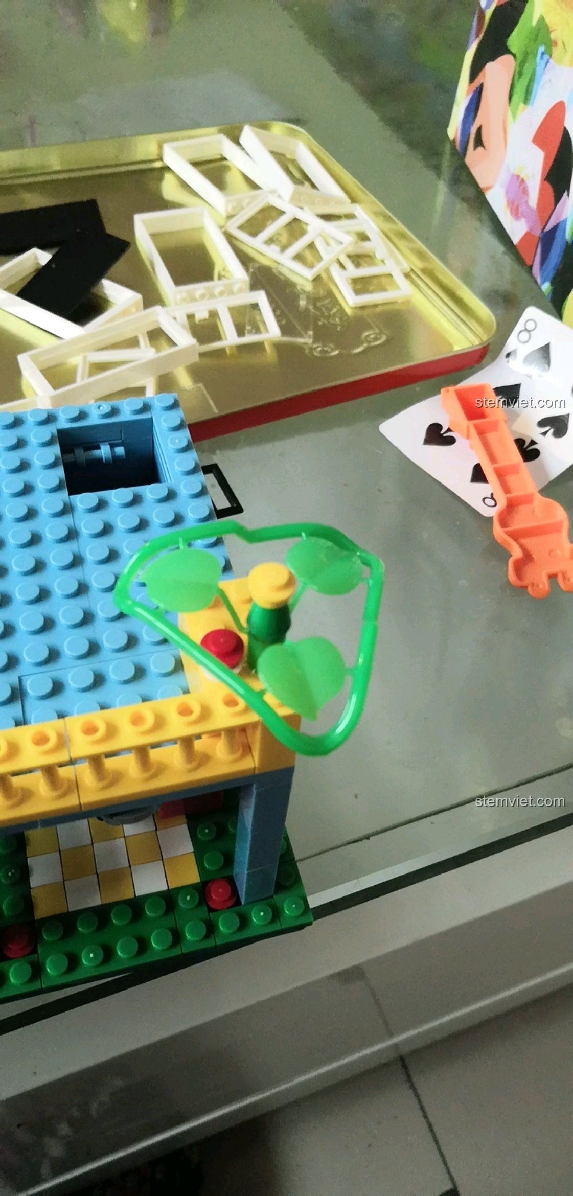 Cận cảnh chi tiết cây dừa và ban công của mô hình WANGE 3310, thể hiện sự tinh tế.