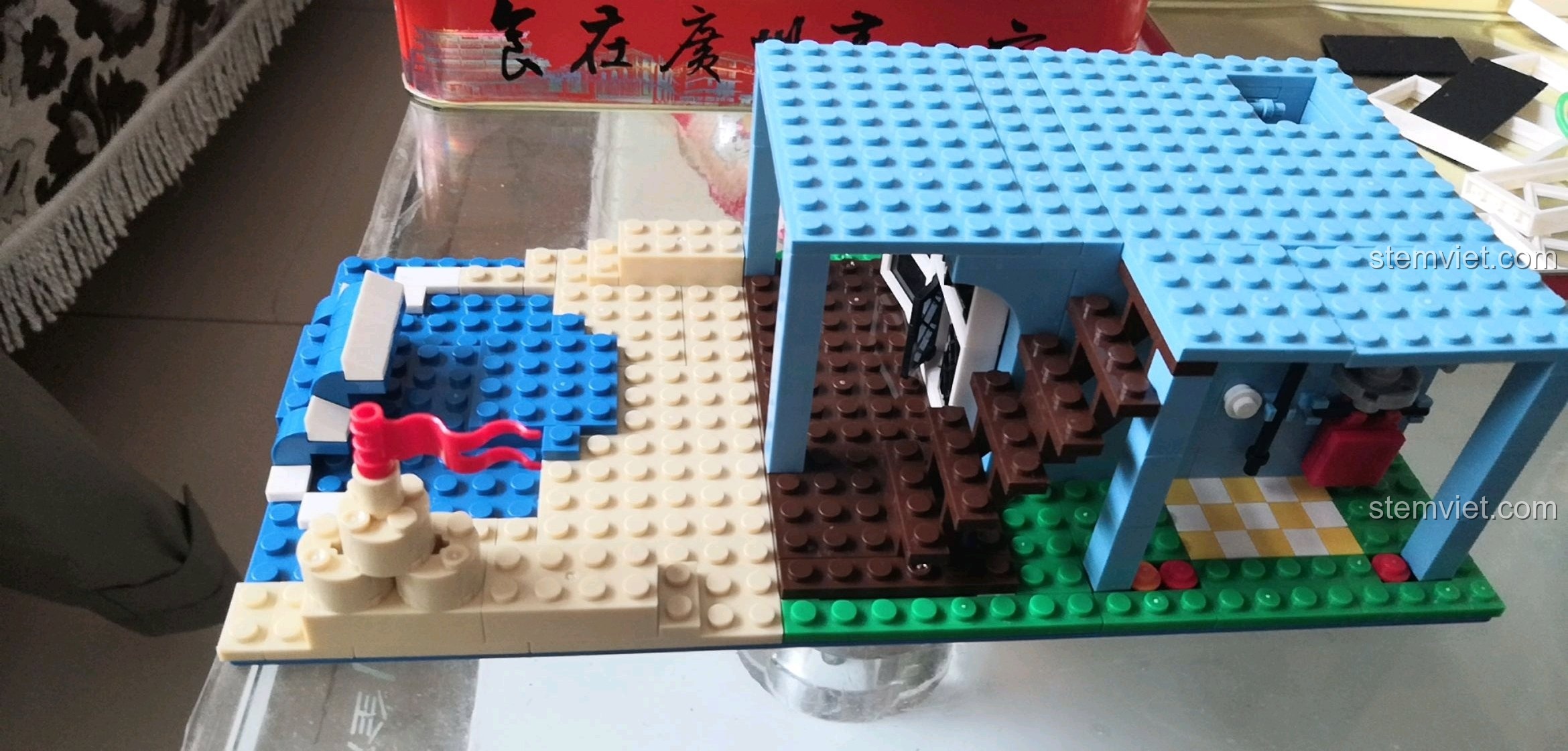 Mô hình WANGE 3310 đang được lắp ráp phần nền móng và bãi biển, các chi tiết rõ nét.