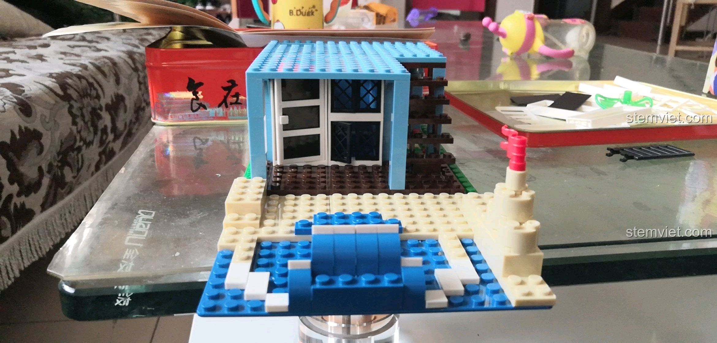 Mô hình WANGE 3310 đã lắp ráp một phần, cho thấy cấu trúc nhà và màu sắc bắt mắt.