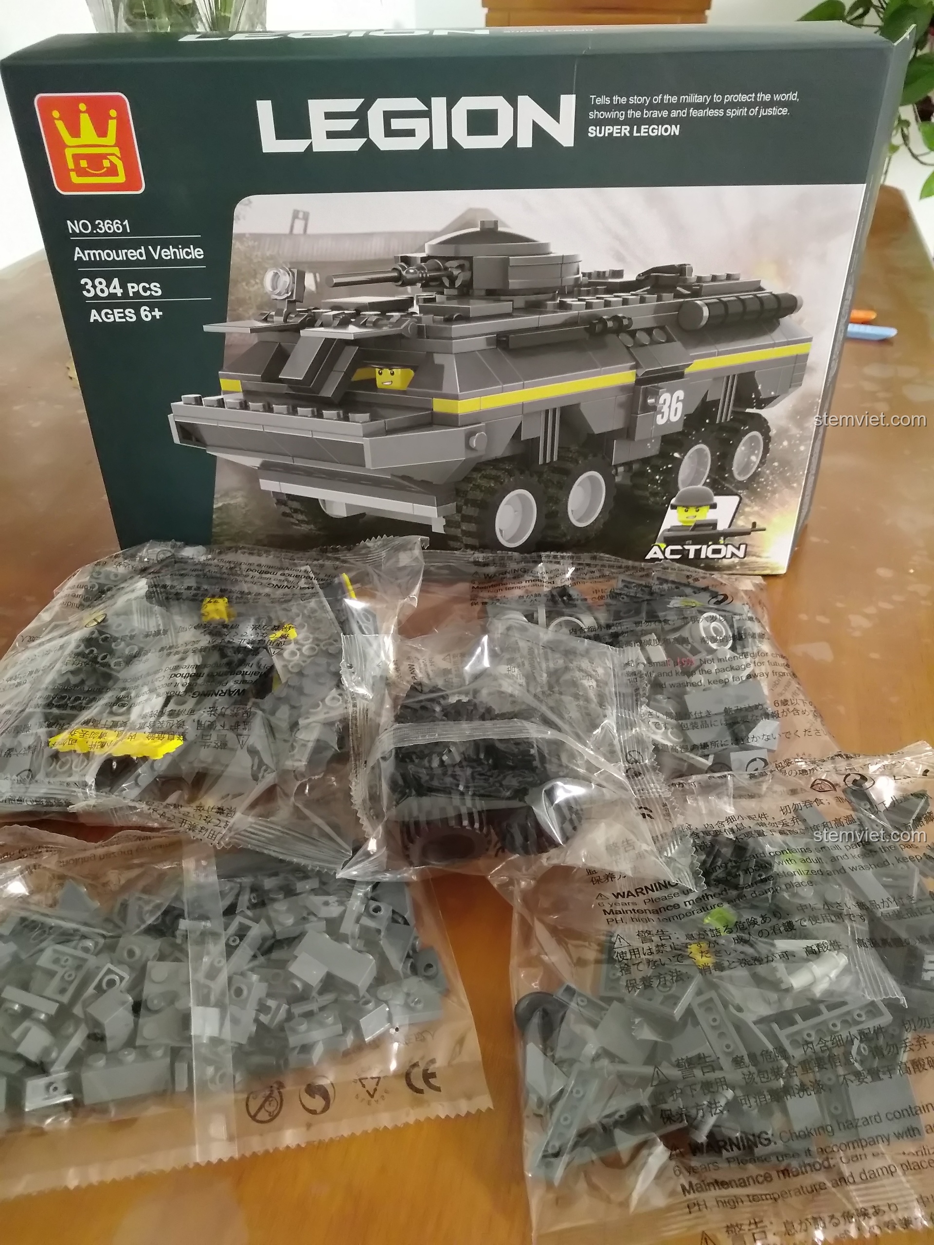 Hộp bộ lắp ráp Xe Bọc Thép Quân Đoàn Legion WANGE 3661 và các túi chi tiết nhựa ABS cao cấp, sẵn sàng cho trải nghiệm lắp ráp thú vị.